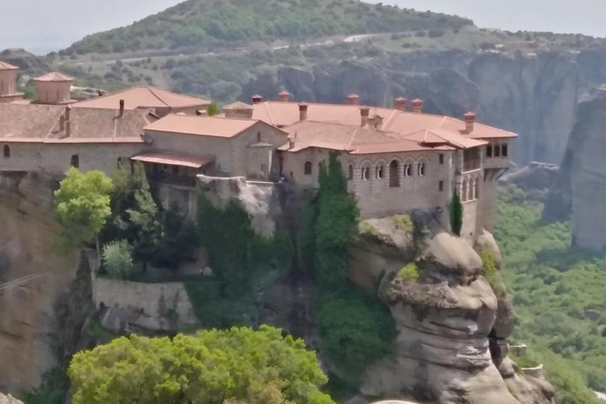 ένα σπίτι στην άκρη ενός βουνού