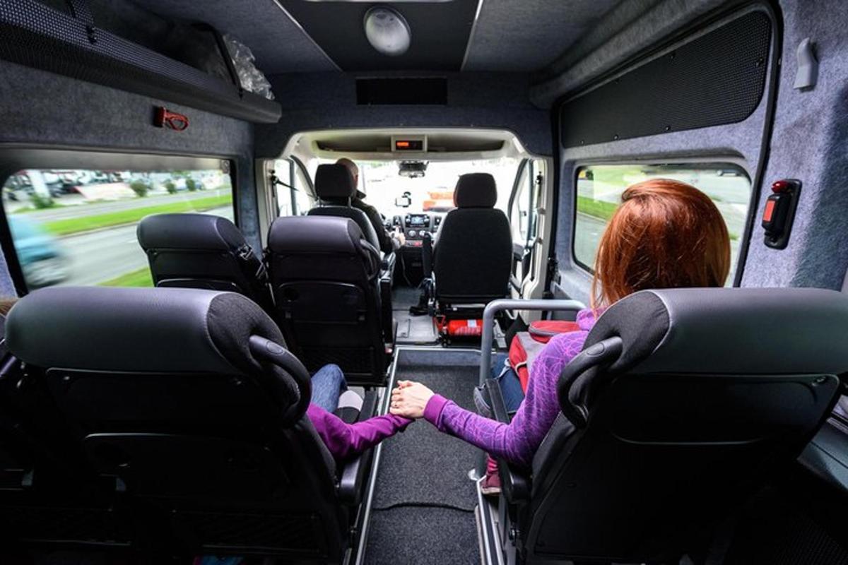 seorang gadis muda duduk di belakang bus