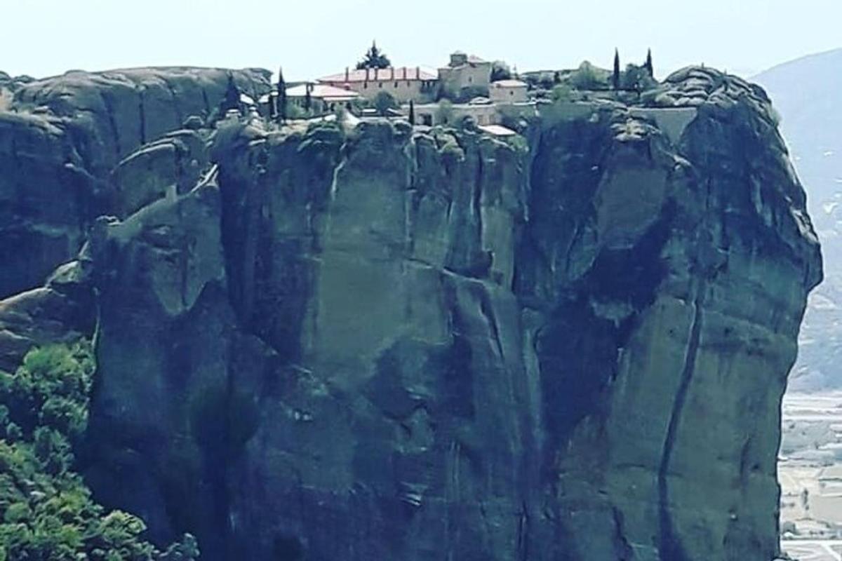 et slott på toppen av et steinete fjell