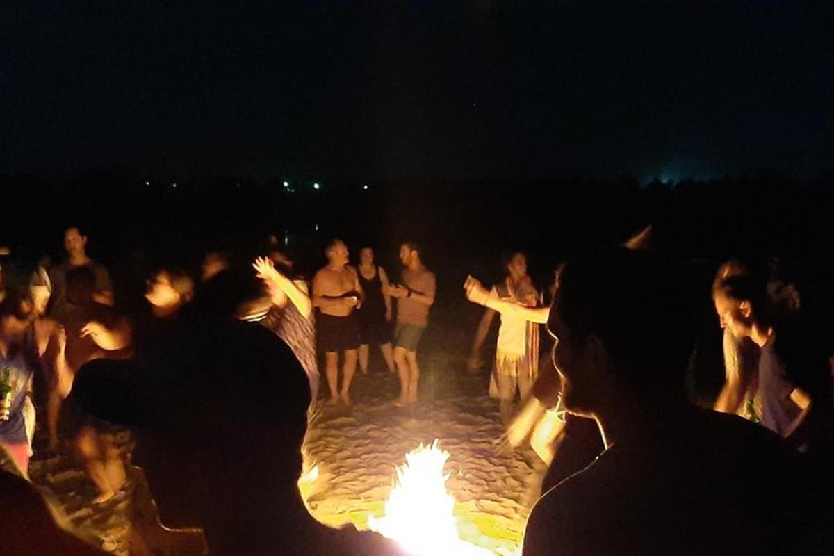sekumpulan orang berdiri di sekeliling lubang api