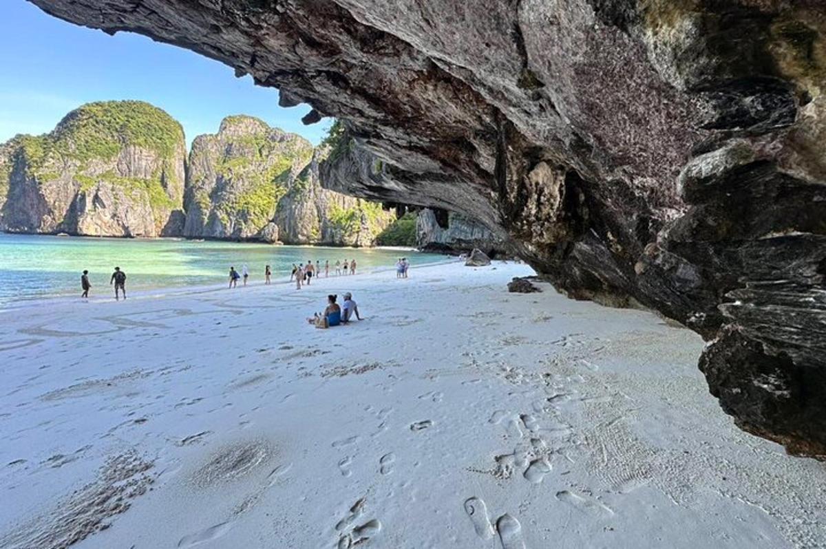 sekelompok orang di pantai dekat gua