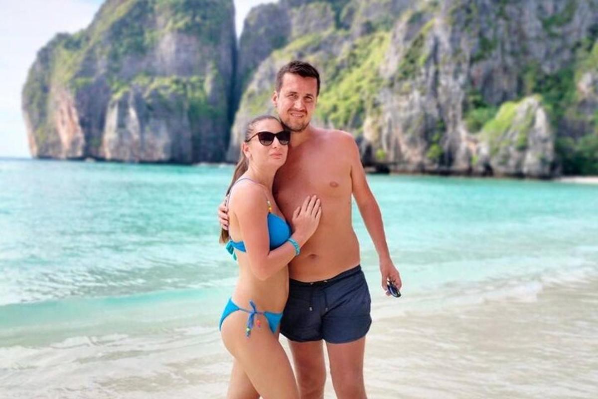 un uomo e una donna in piedi su una spiaggia