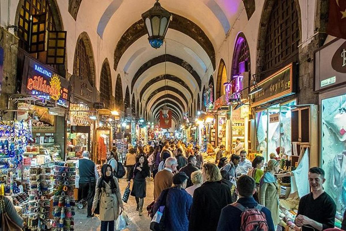 ένα πλήθος ανθρώπων που περπατούν μέσα από μια αγορά σε ένα κτίριο