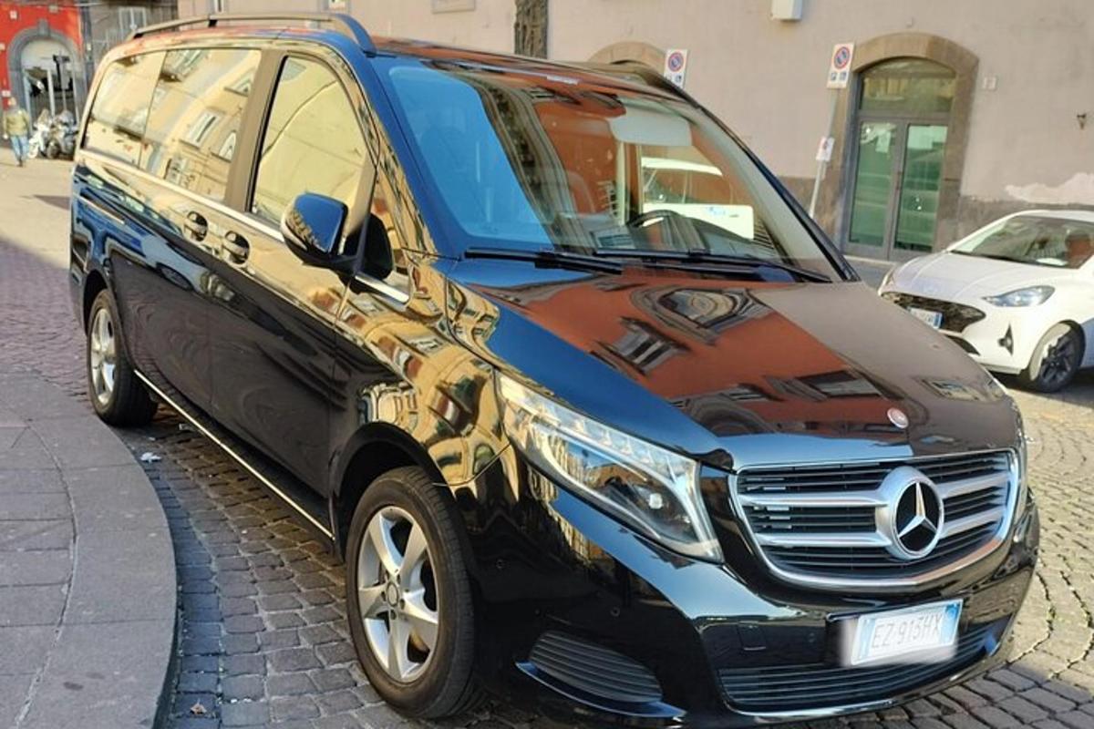 tänava äärde pargitud auto