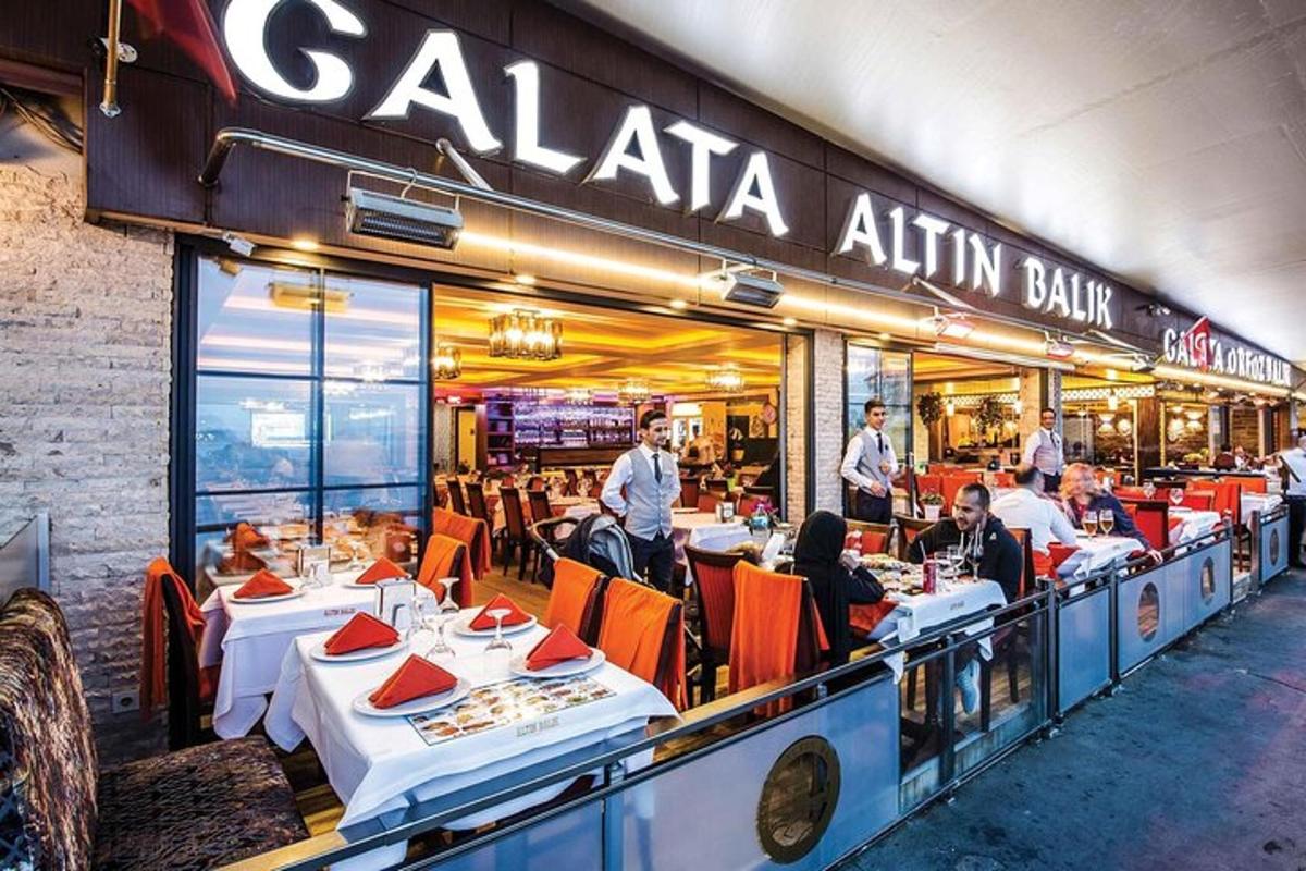 un ristorante con persone sedute ai tavoli di fronte