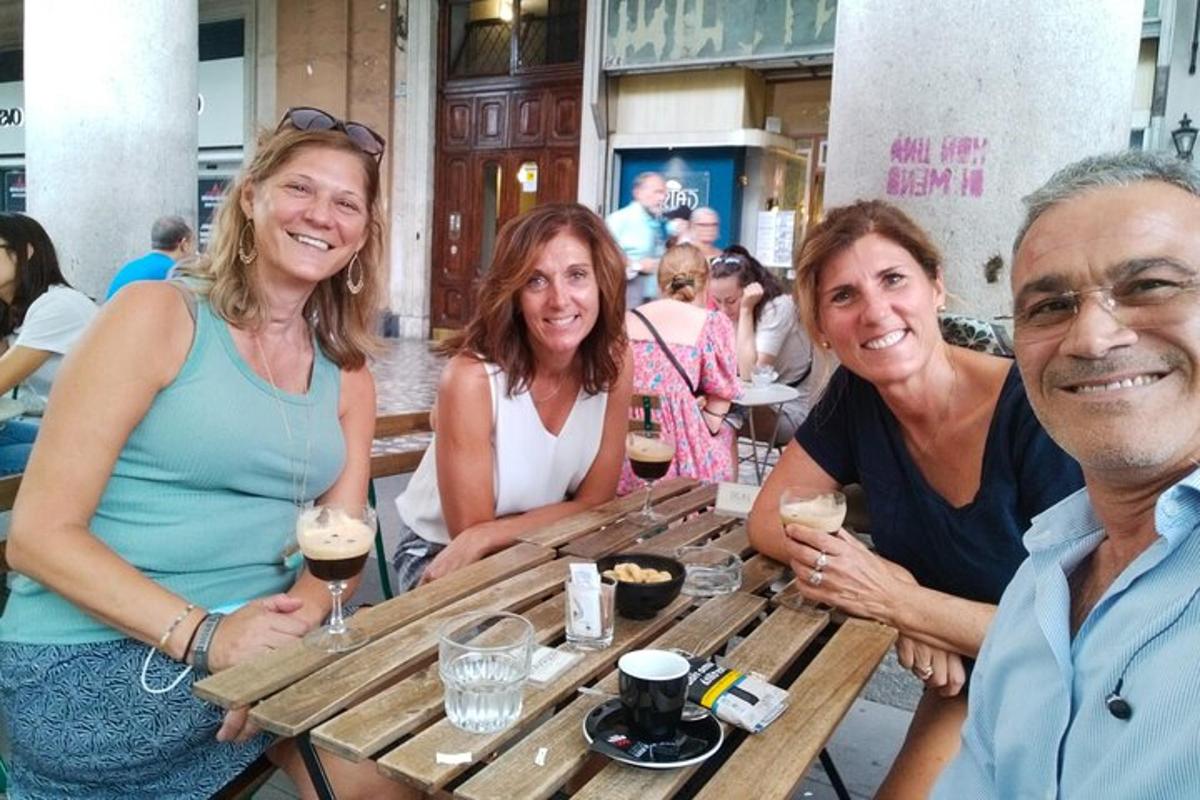 grupp inimesi, kes istuvad laua taga