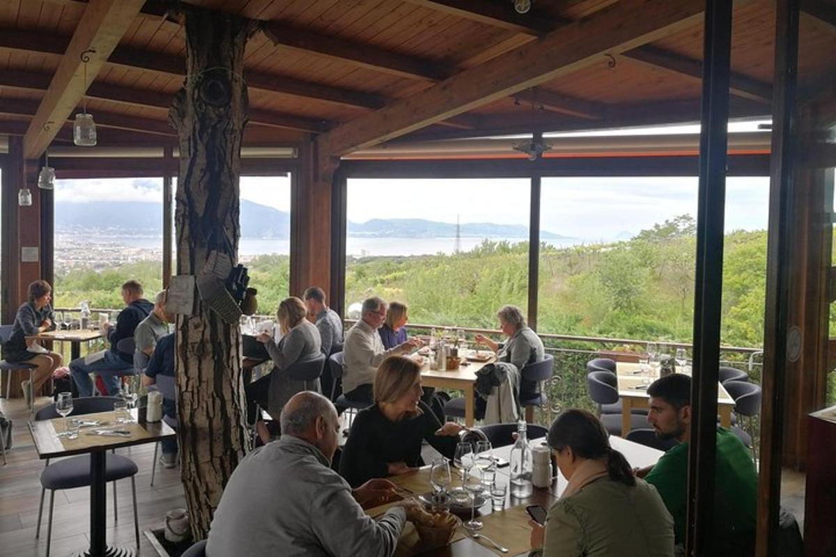 skupina ľudí sediacich pri stoloch v reštaurácii