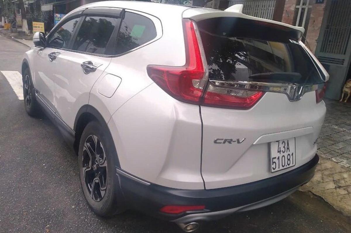 un'auto bianca parcheggiata sul ciglio di una strada