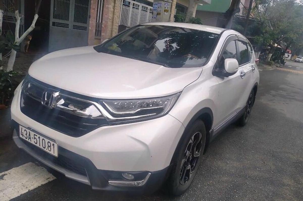 un'auto bianca parcheggiata sul ciglio di una strada
