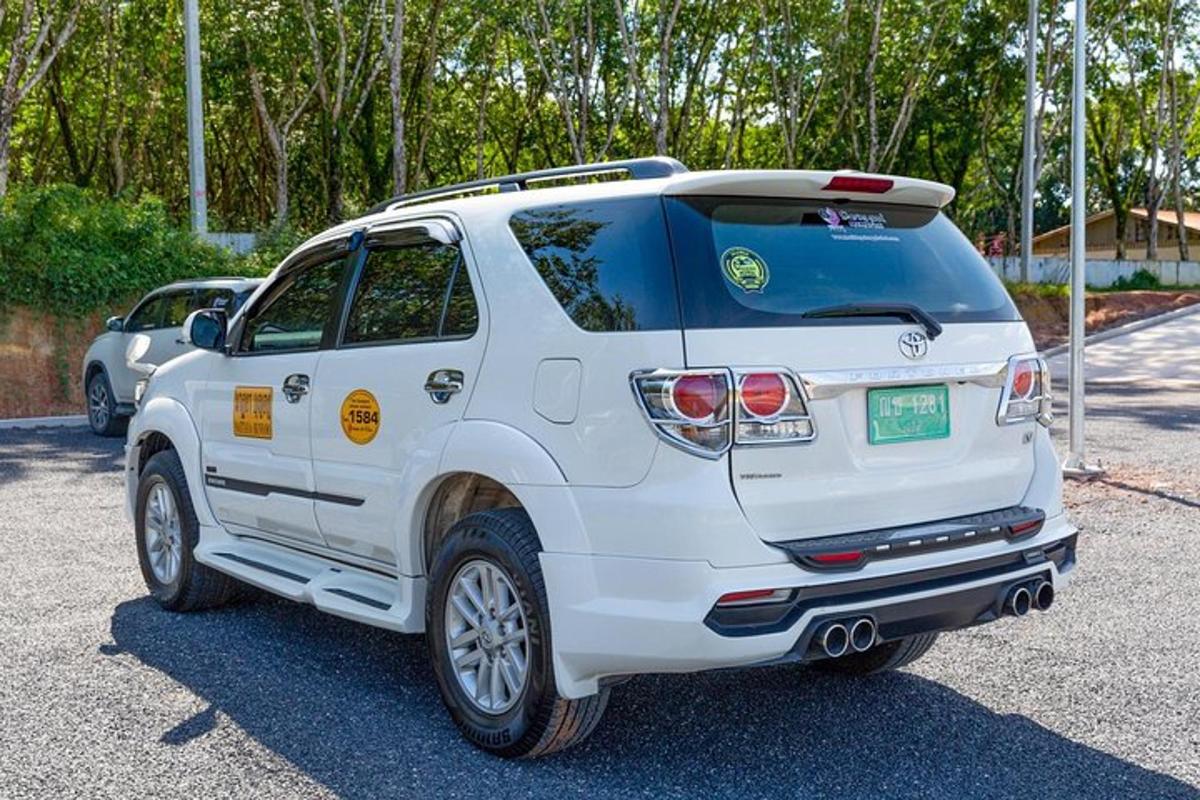 Ένα λευκό SUV παρκαρισμένο σε ένα πάρκινγκ