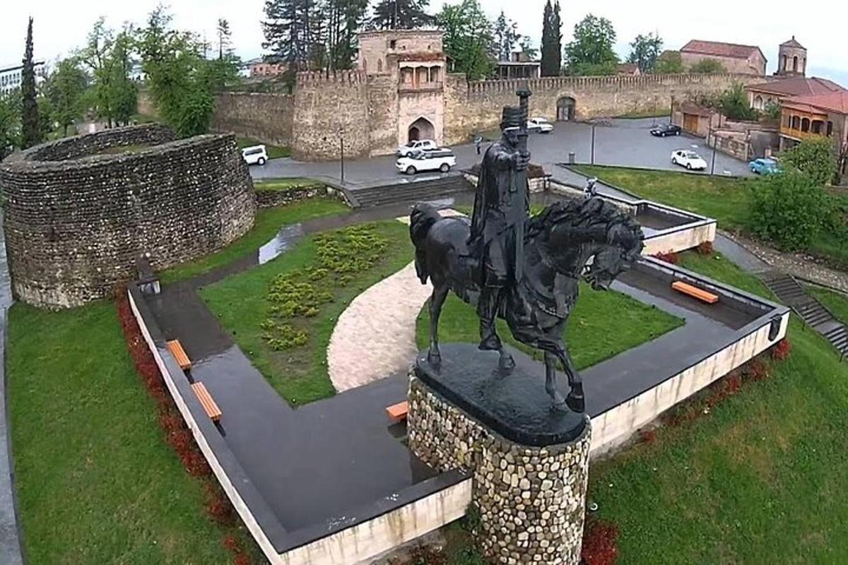 socha stojící uprostřed parku