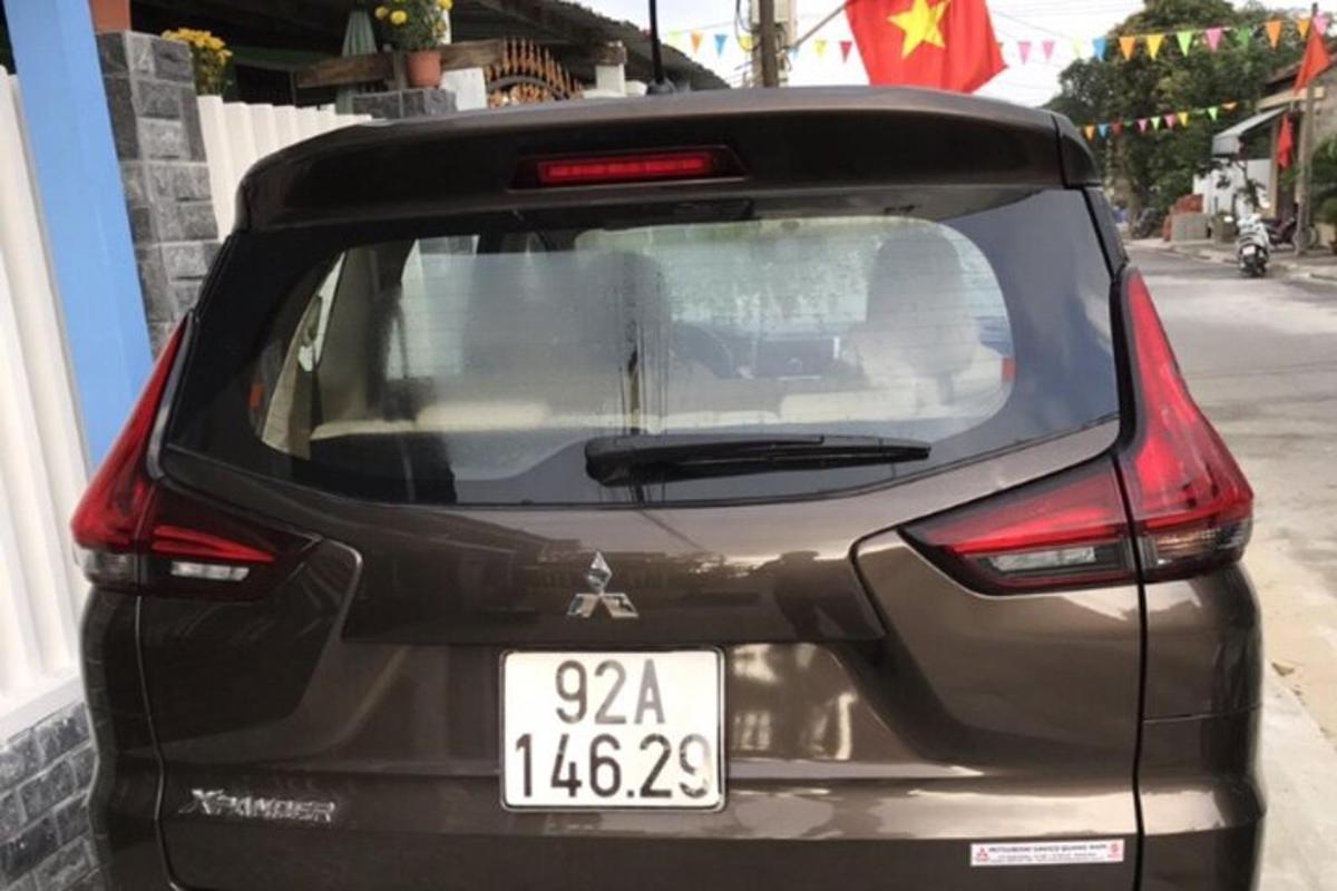 una vista posteriore di un'auto parcheggiata su una strada