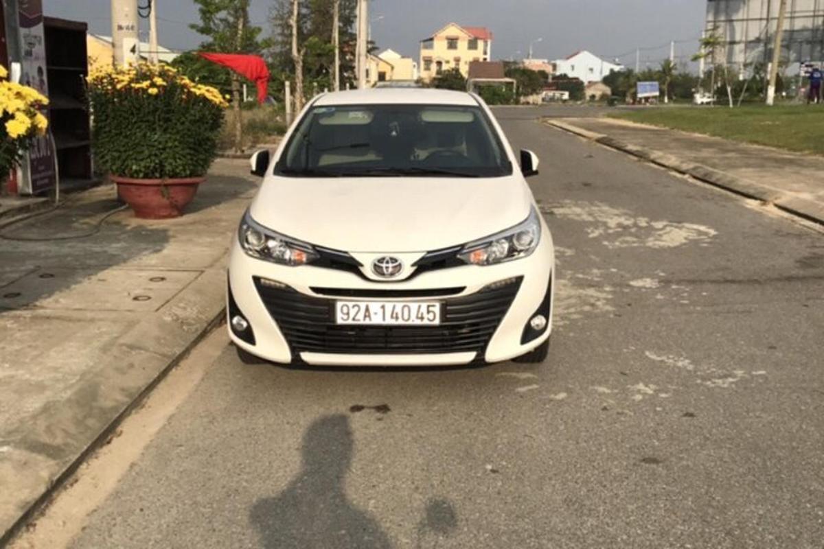 um carro branco estacionado na beira de uma estrada
