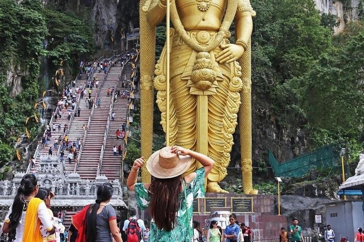 una donna in piedi davanti a una statua gigante