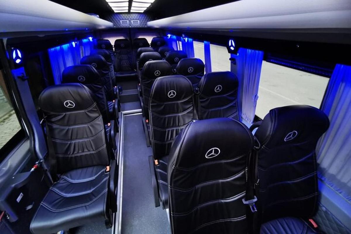 una fila di sedili in un autobus vuoto