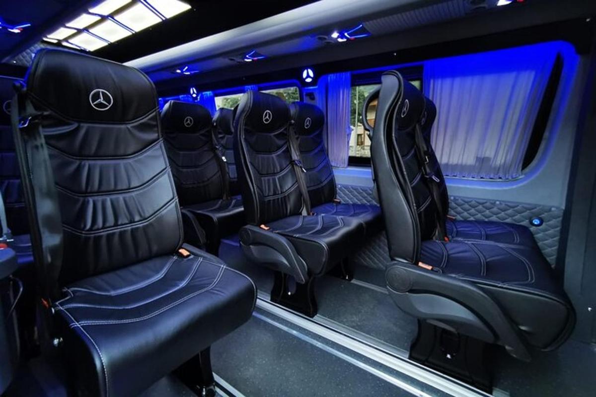 una vista dei sedili posteriori di un autobus