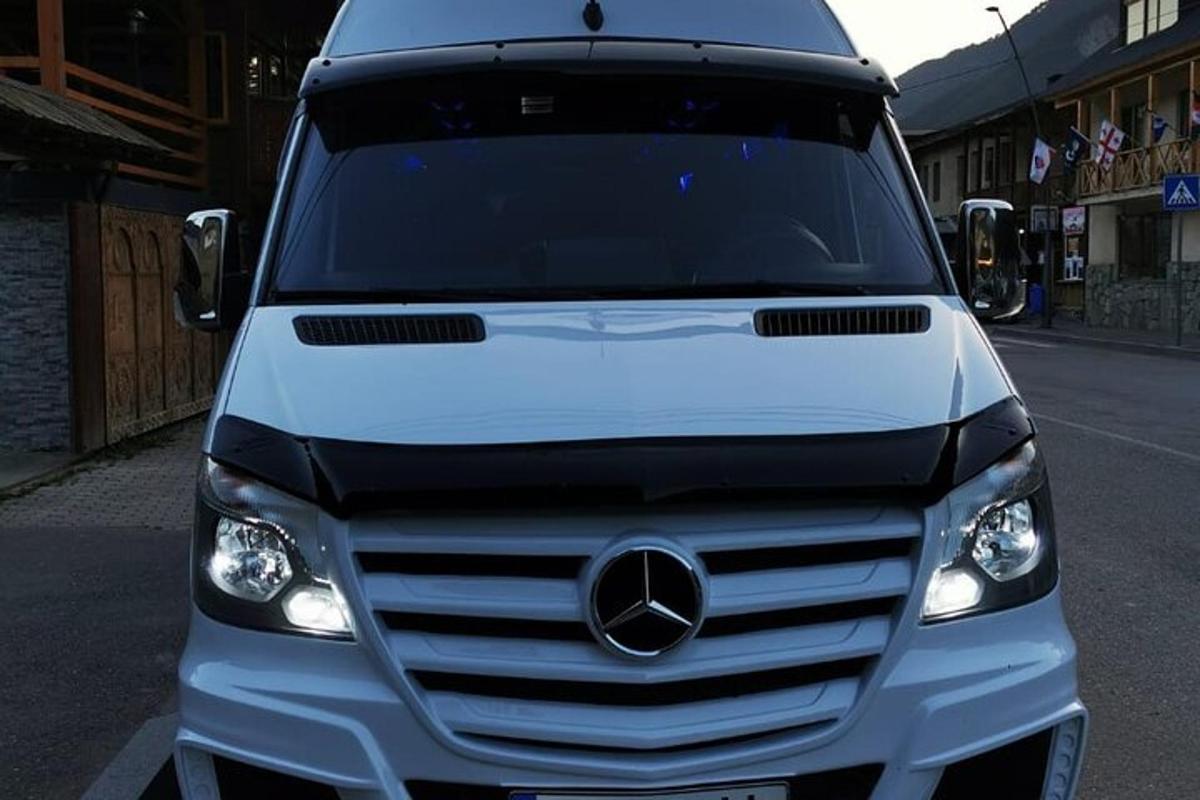 Mercedes-Benzi veoauto on pargitud tänavale
