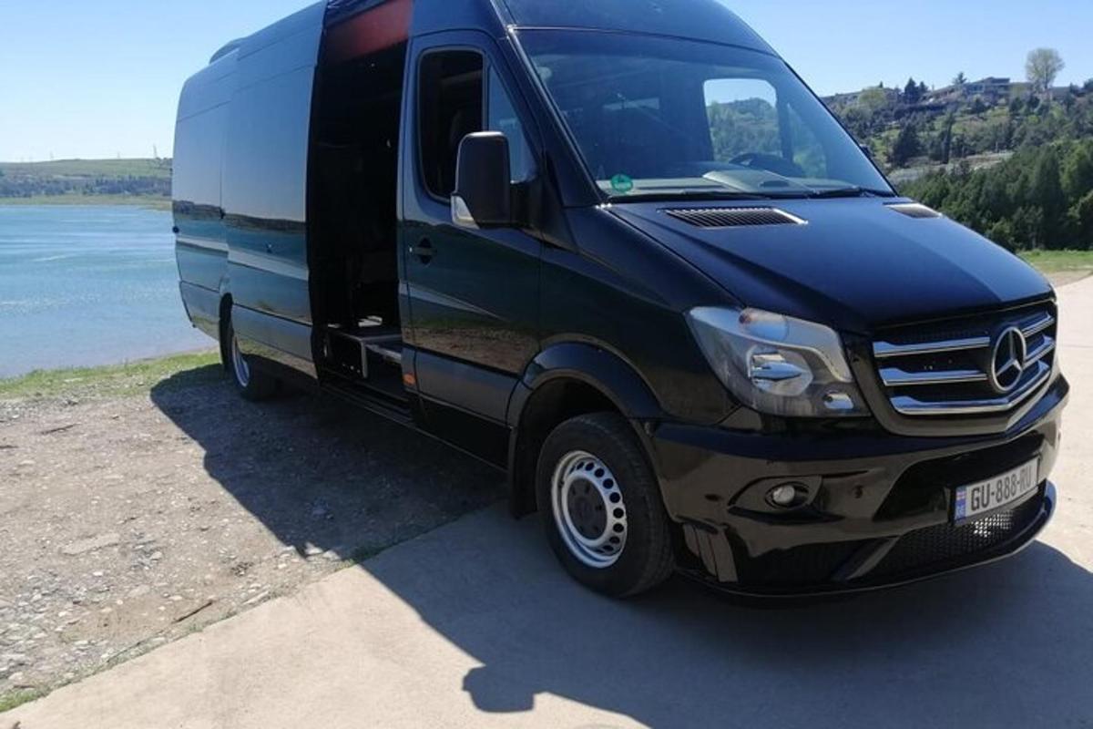 un camion nero parcheggiato accanto a uno specchio d'acqua