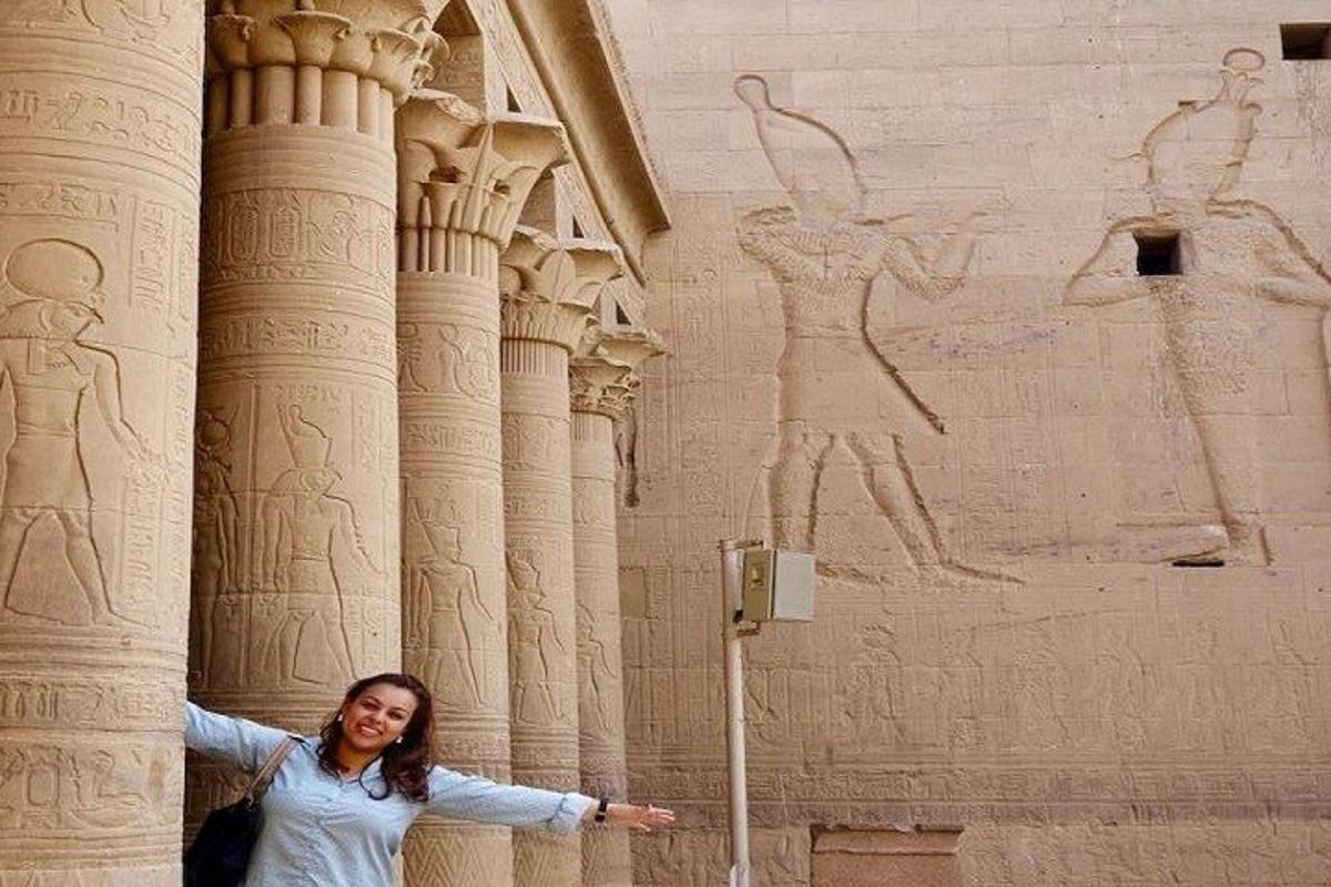 Una mujer parada frente a un edificio con columnas.