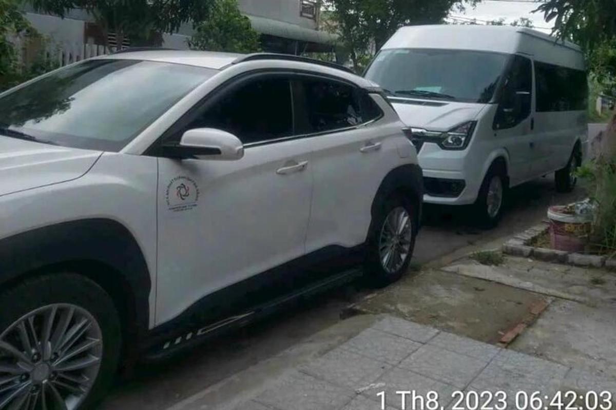 due SUV bianchi parcheggiati uno accanto all'altro