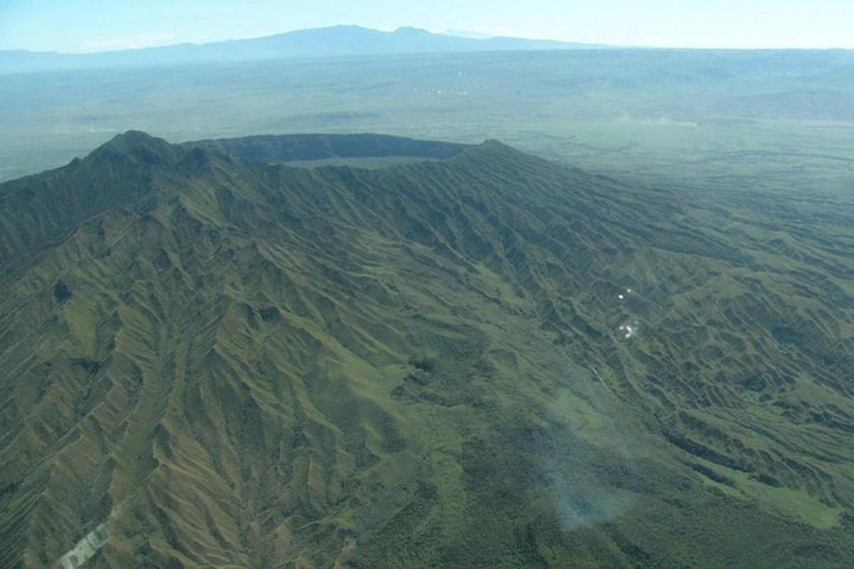 uma vista aérea de uma grande cadeia de montanhas
