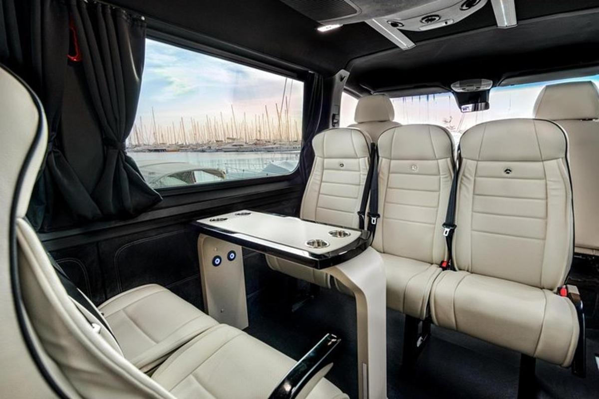 una vista dels seients posteriors d'un vehicle