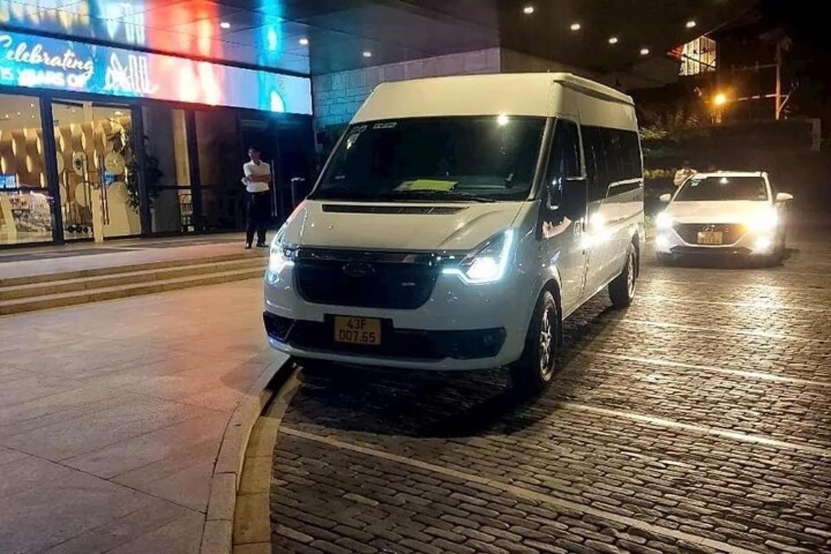 一辆白色货车停在夜间的街道上