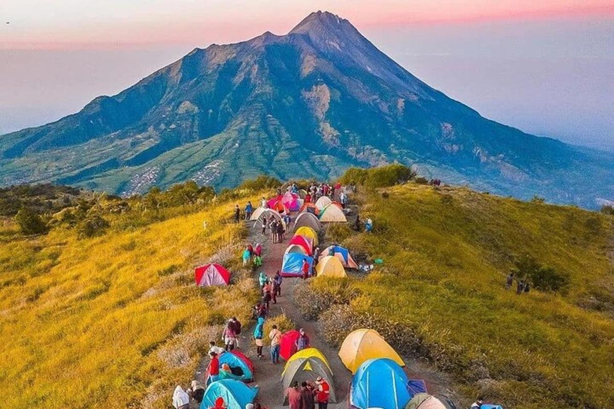sekumpulan orang yang mempunyai khemah di atas gunung