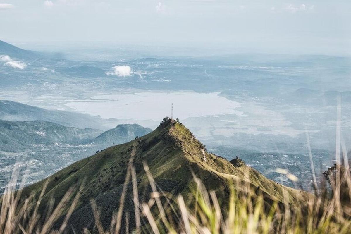 một ngọn núi có một lá cờ trên đỉnh