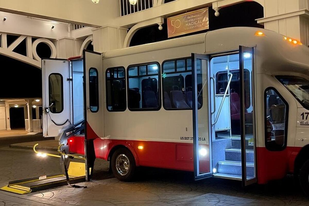 sebuah bas dengan pintu terbuka diletakkan di dalam sebuah bangunan