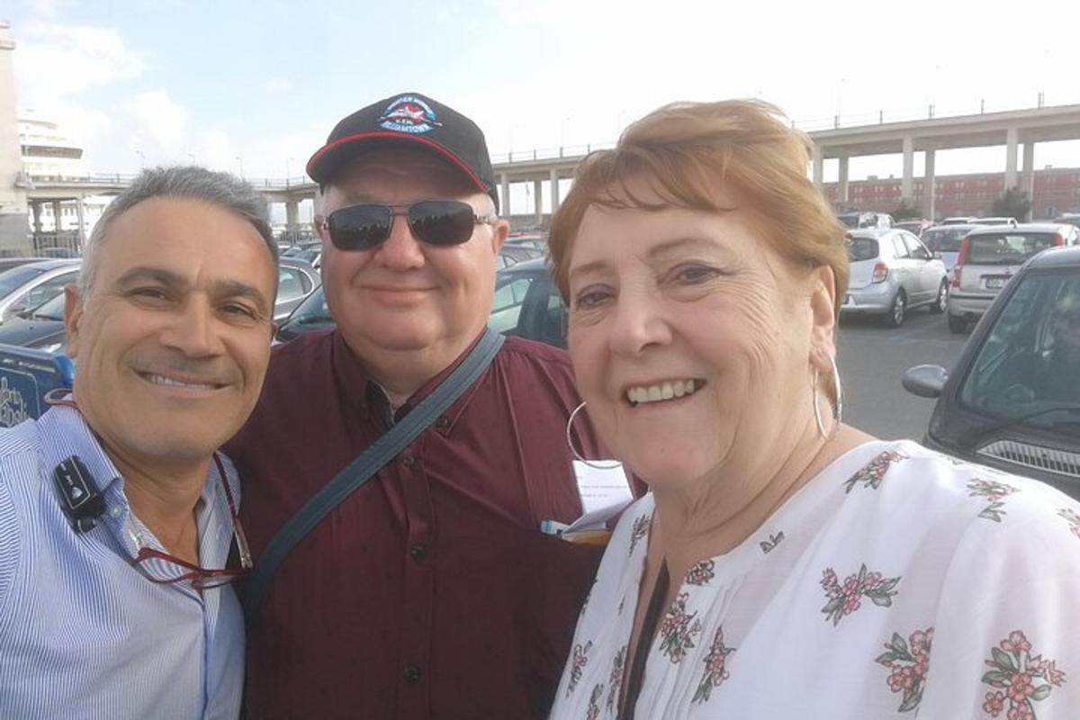 due uomini e una donna posano per una foto