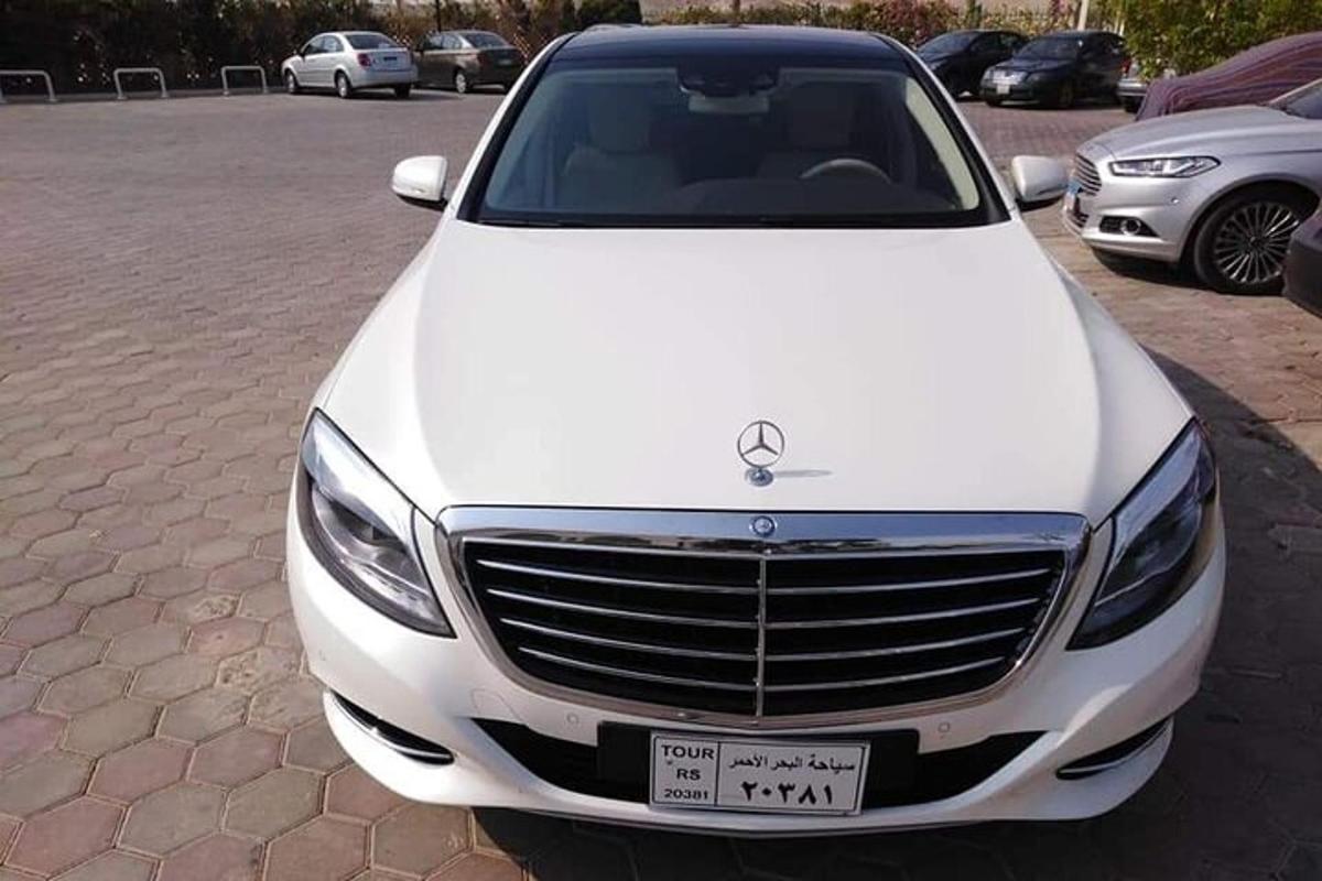 một chiếc xe màu trắng đỗ trong bãi đậu xe