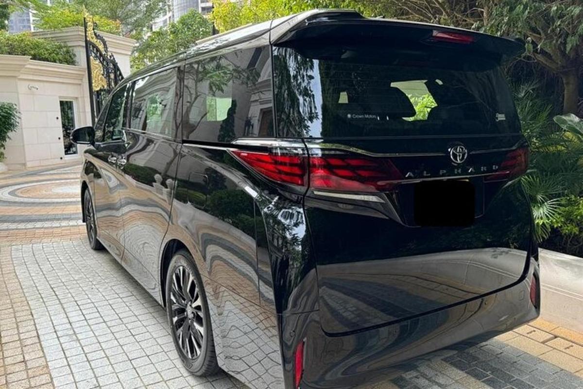 auto s otevřeným kufrem na ulici