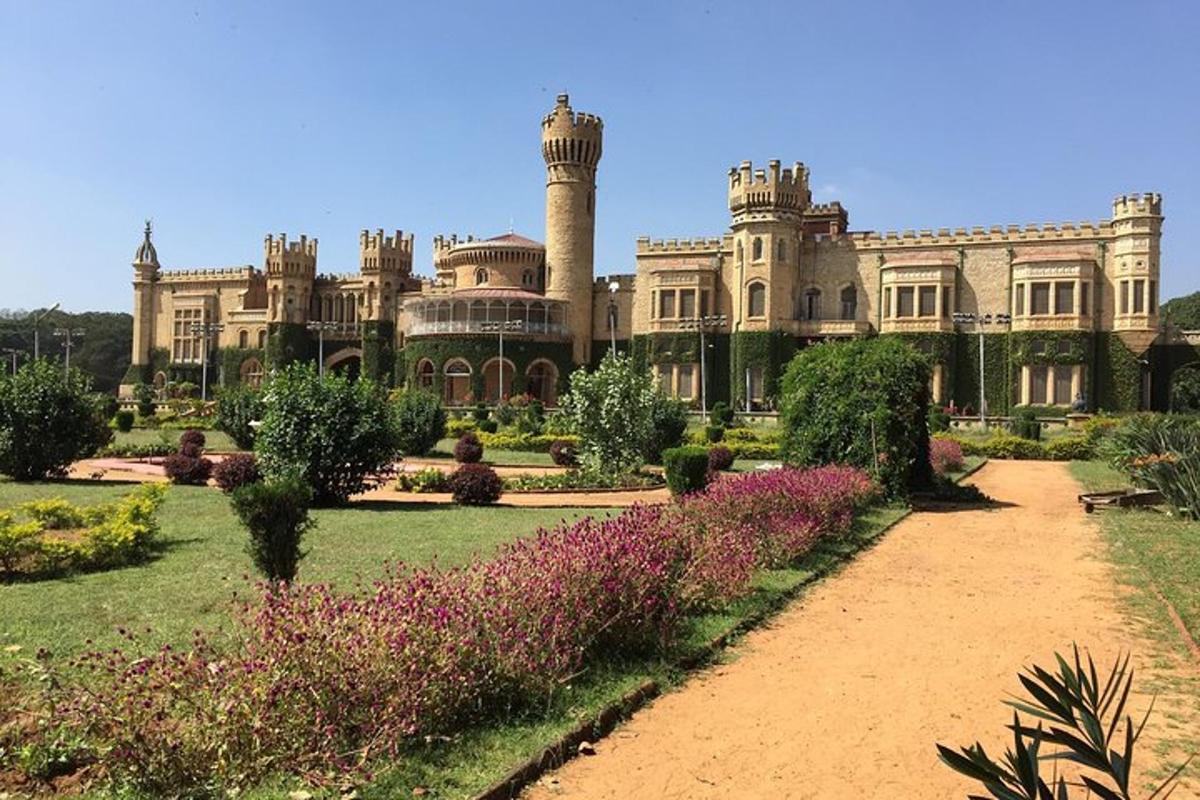 uma casa grande com um jardim na frente