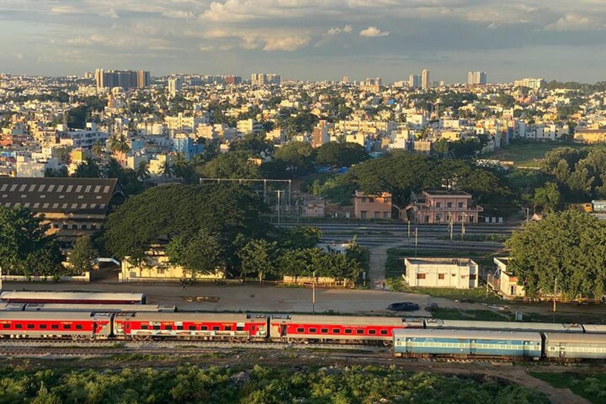 רכבת אדומה על המסילה בעיר