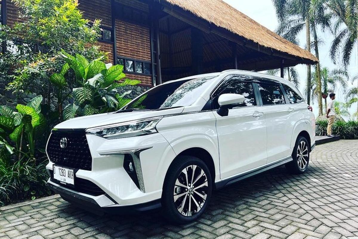 bílé SUV zaparkované před budovou