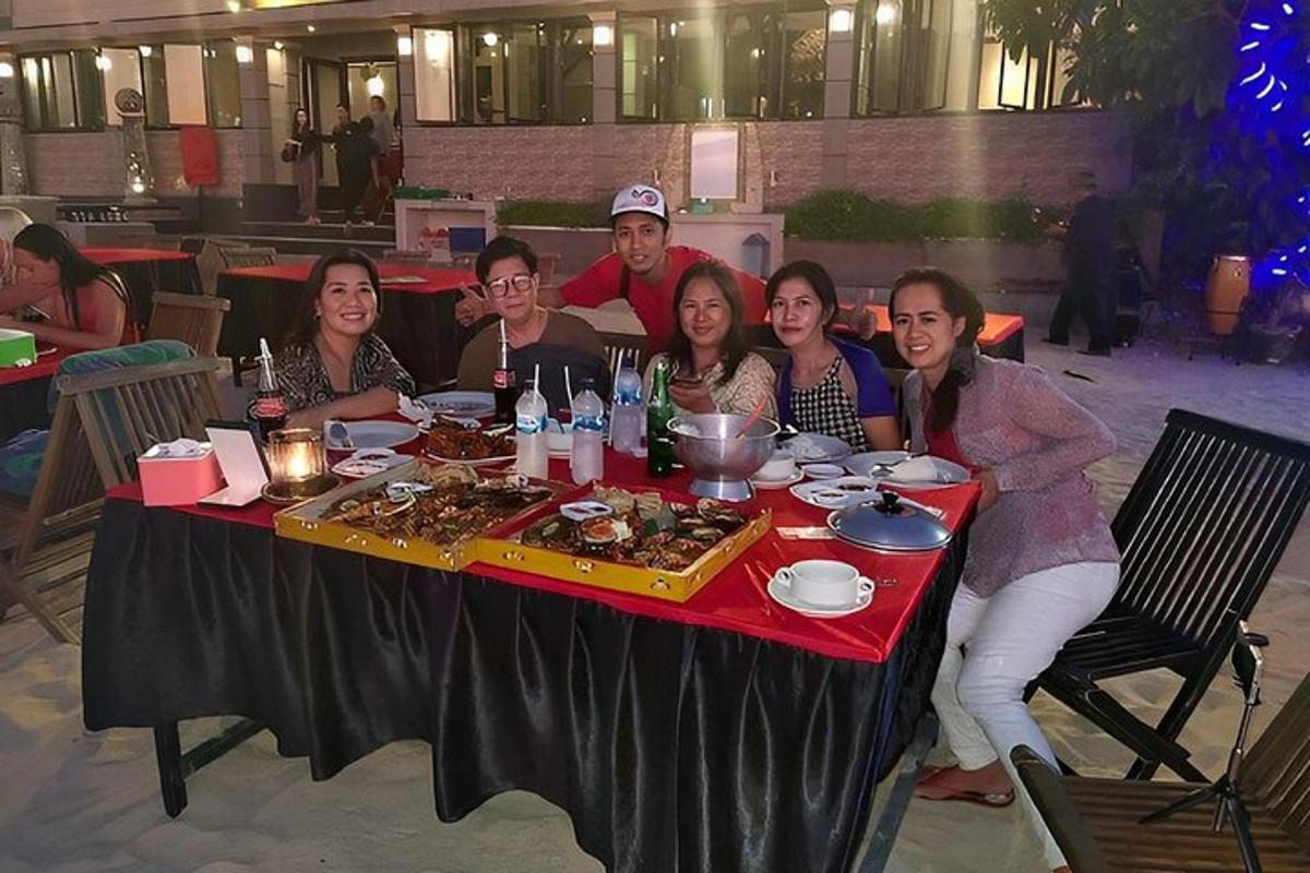 um grupo de pessoas sentadas à mesa