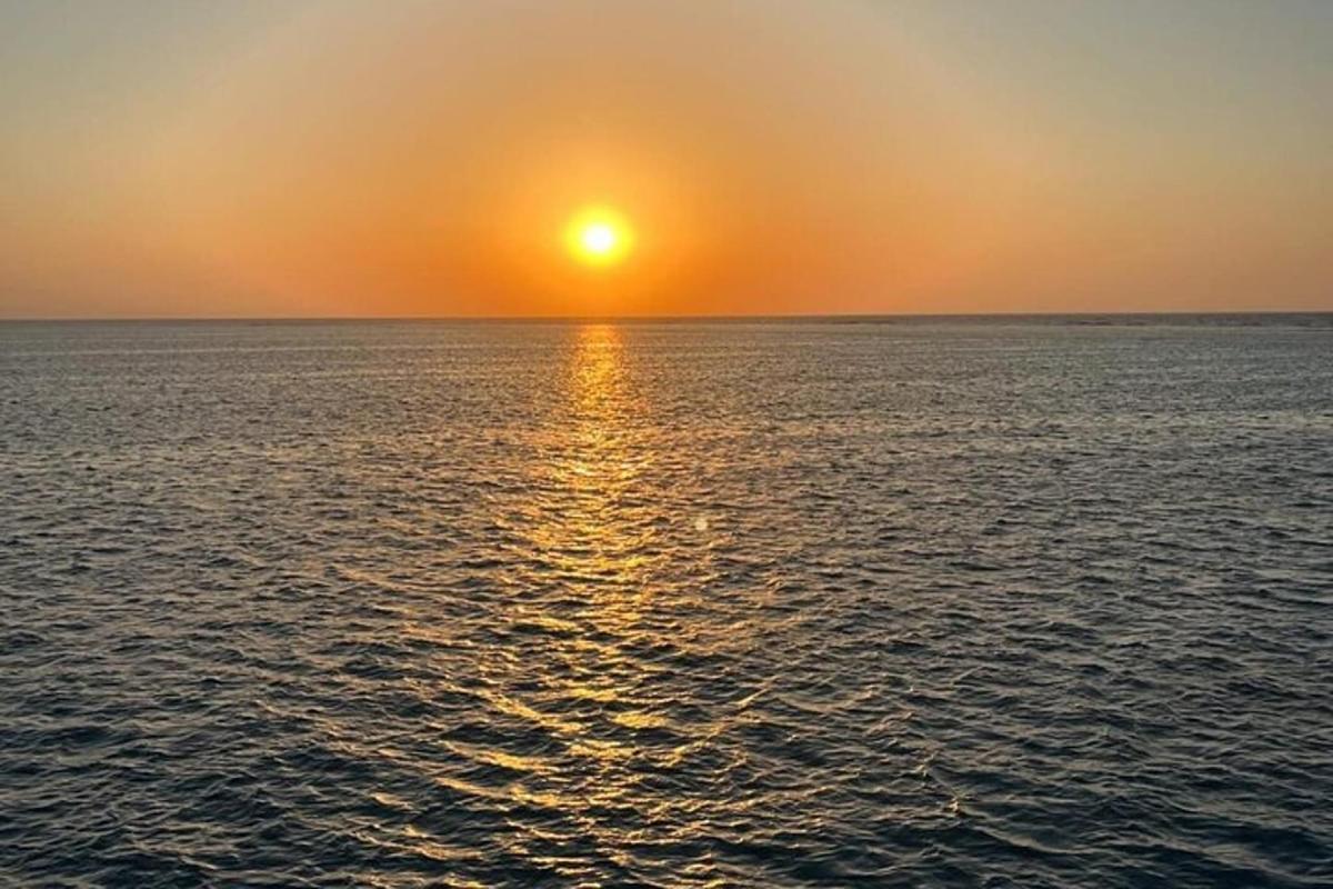 夕阳西下，海上的落日