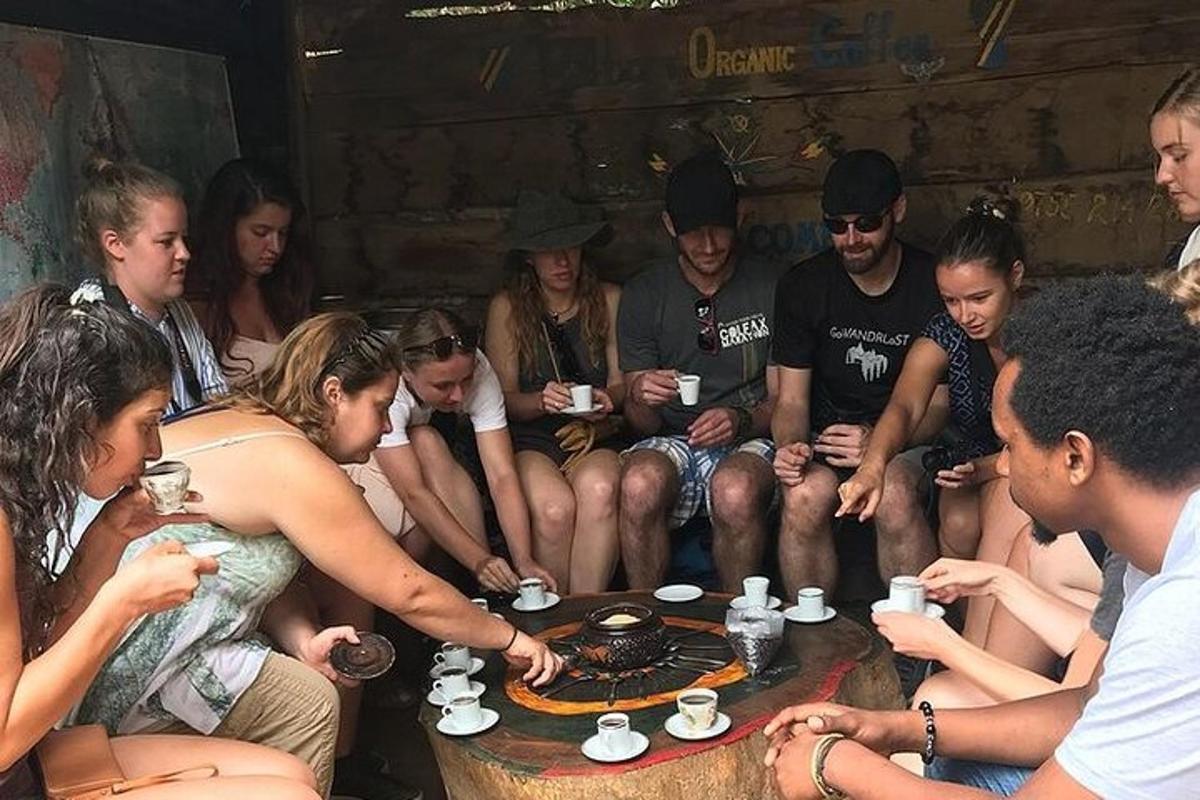 un gruppo di persone sedute attorno a un tavolo con una torta