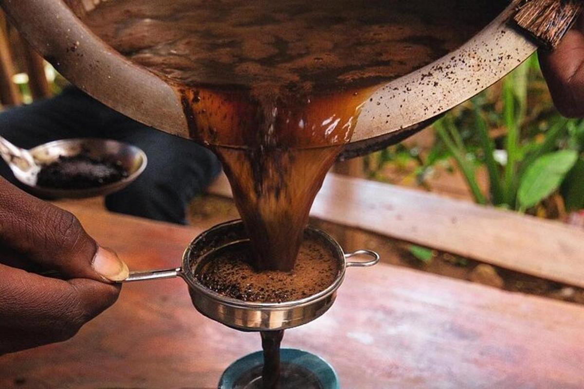 una persona sta versando il caffè in una caffettiera