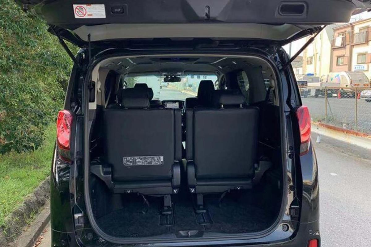 un'auto con il bagagliaio aperto su una strada