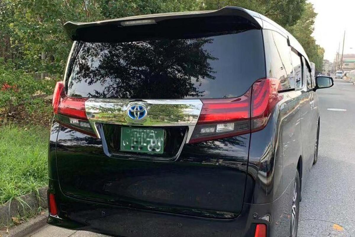 un furgone è parcheggiato sul ciglio della strada