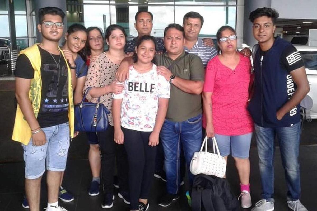 un grupo de personas posando para una foto