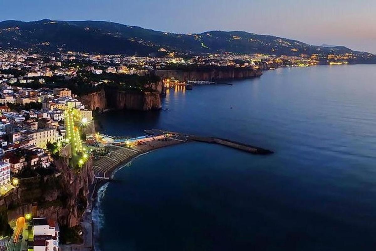 una vista aerea di un grande specchio d'acqua