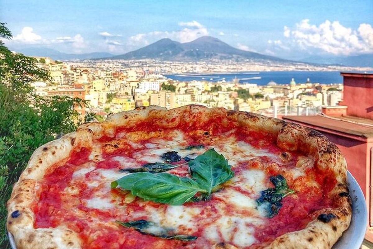 egy pizza egy asztalon, kilátással a városra