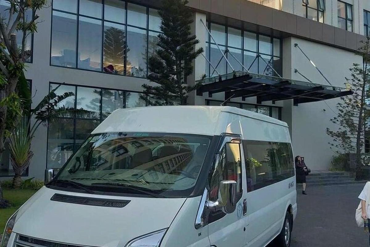 Una camioneta blanca estacionada frente a un edificio