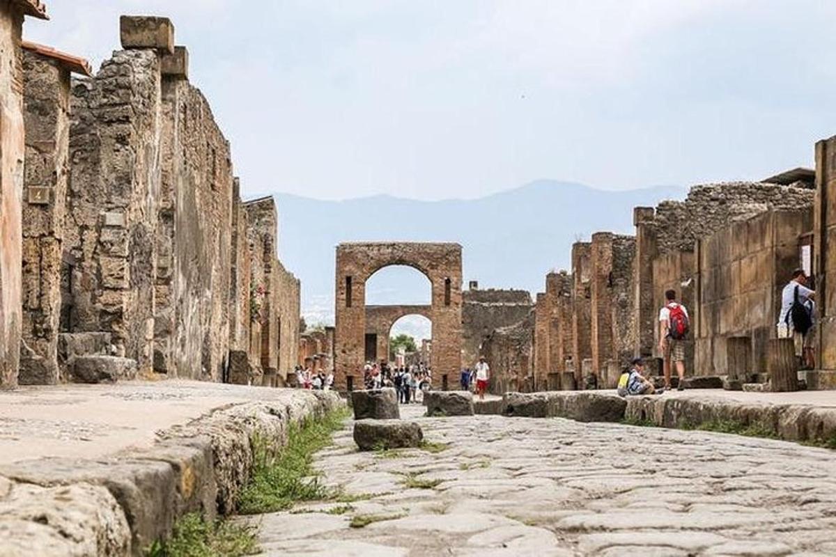un'antica rovina con un arco sullo sfondo