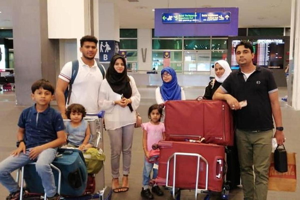 un grupo de personas con equipaje en un aeropuerto