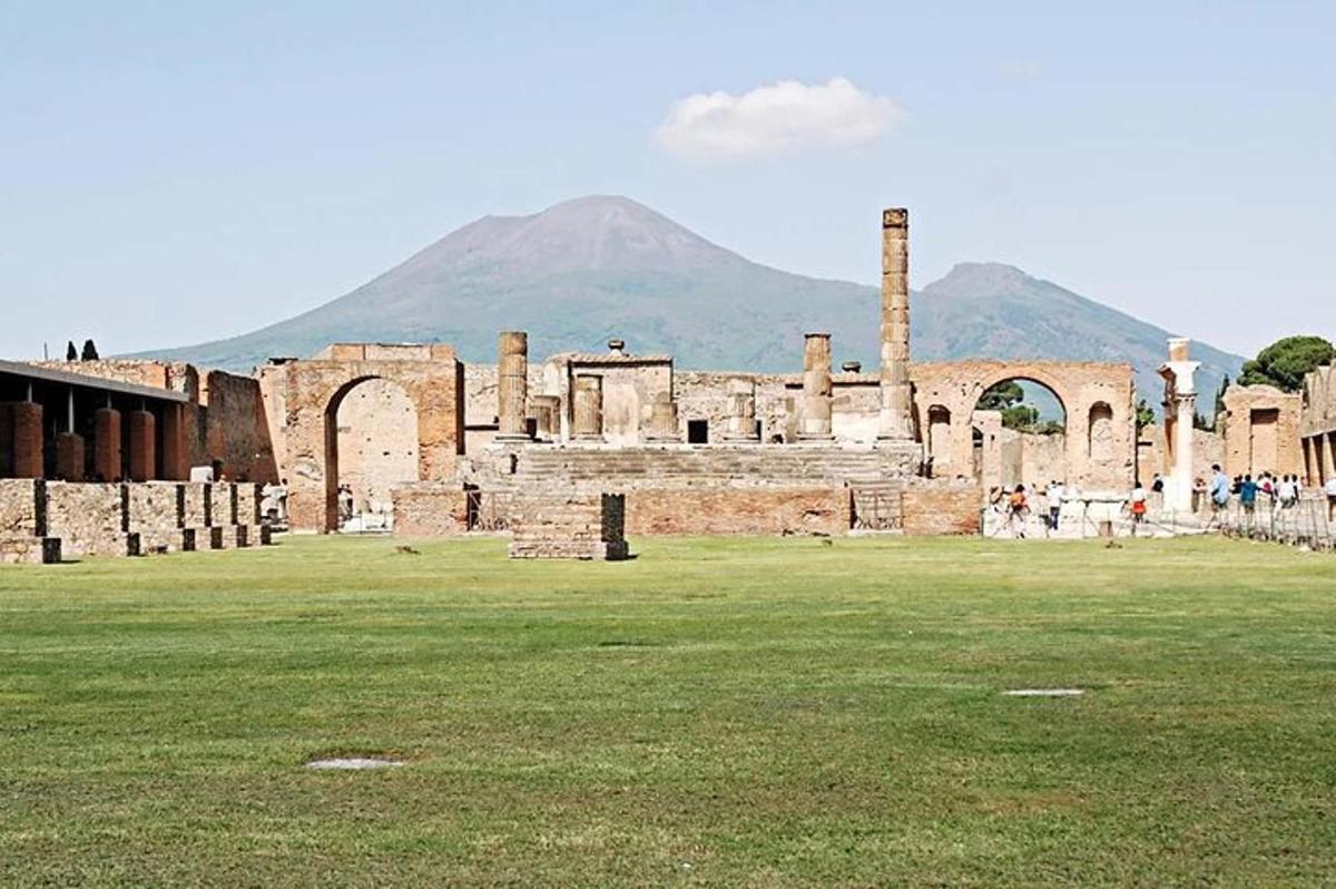 un antico edificio con una montagna sullo sfondo
