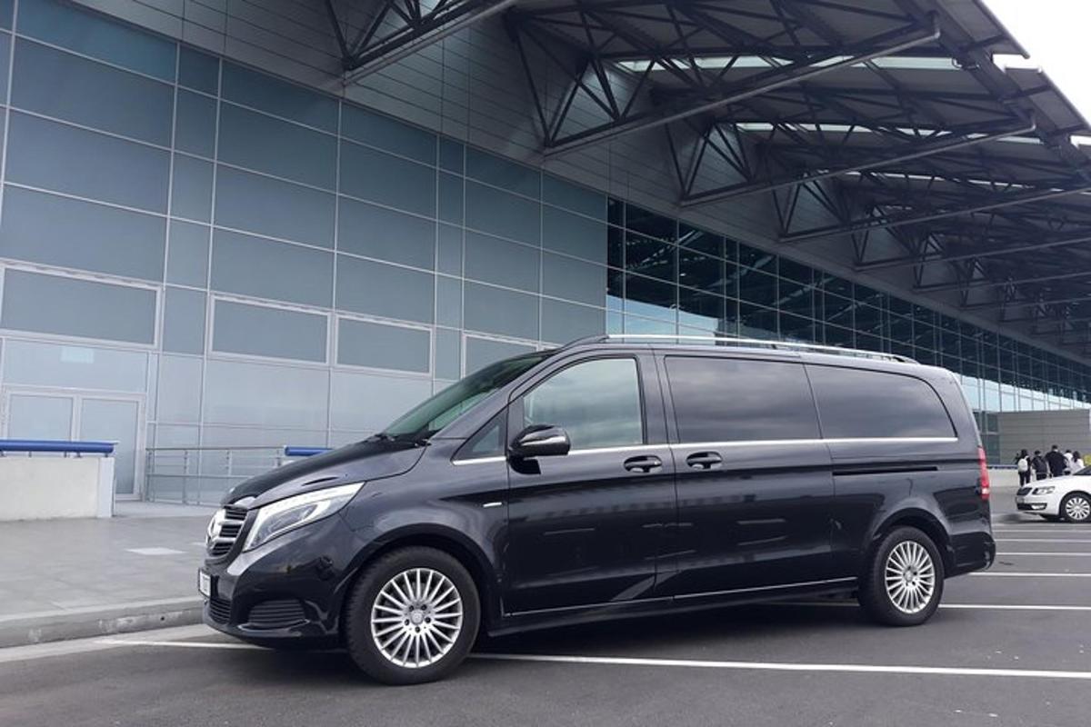 sebuah van hitam diletakkan di tempat letak kereta